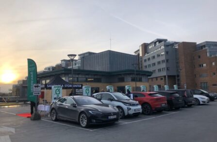 Grønn Kontakts største hurtigladestasjon åpnet på Sandvika Storsenter